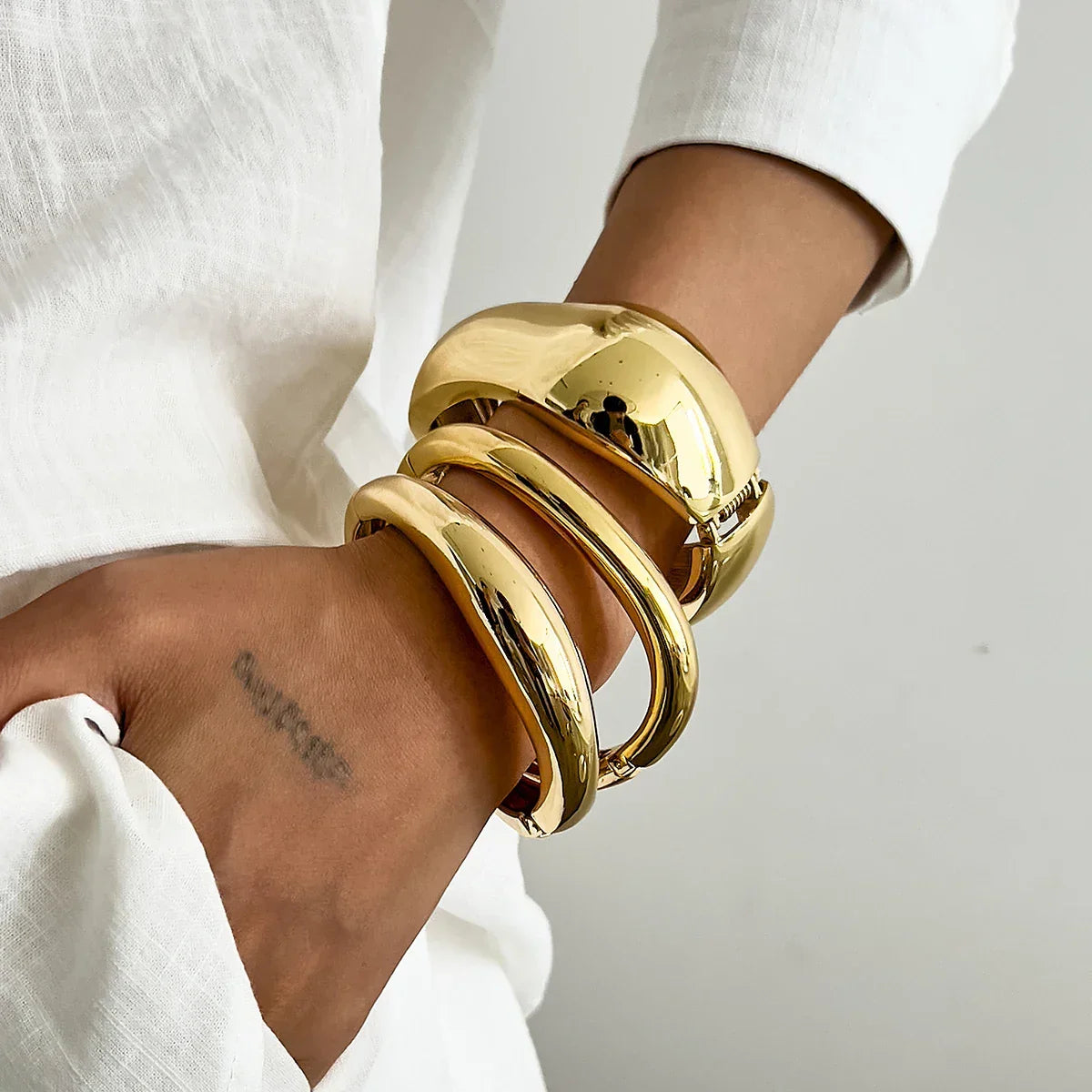 Bracelete Aro Aberto Largo Geométrico Acabamento Polido Lenogue